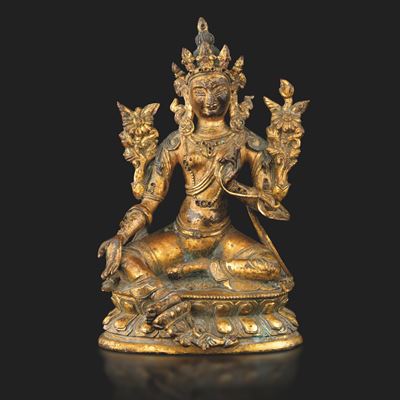Figura di Buddha in Bronzo Dorato Seduto su Doppio Fiore di Loto con Inserti in Pietre Dure, Nepa...
