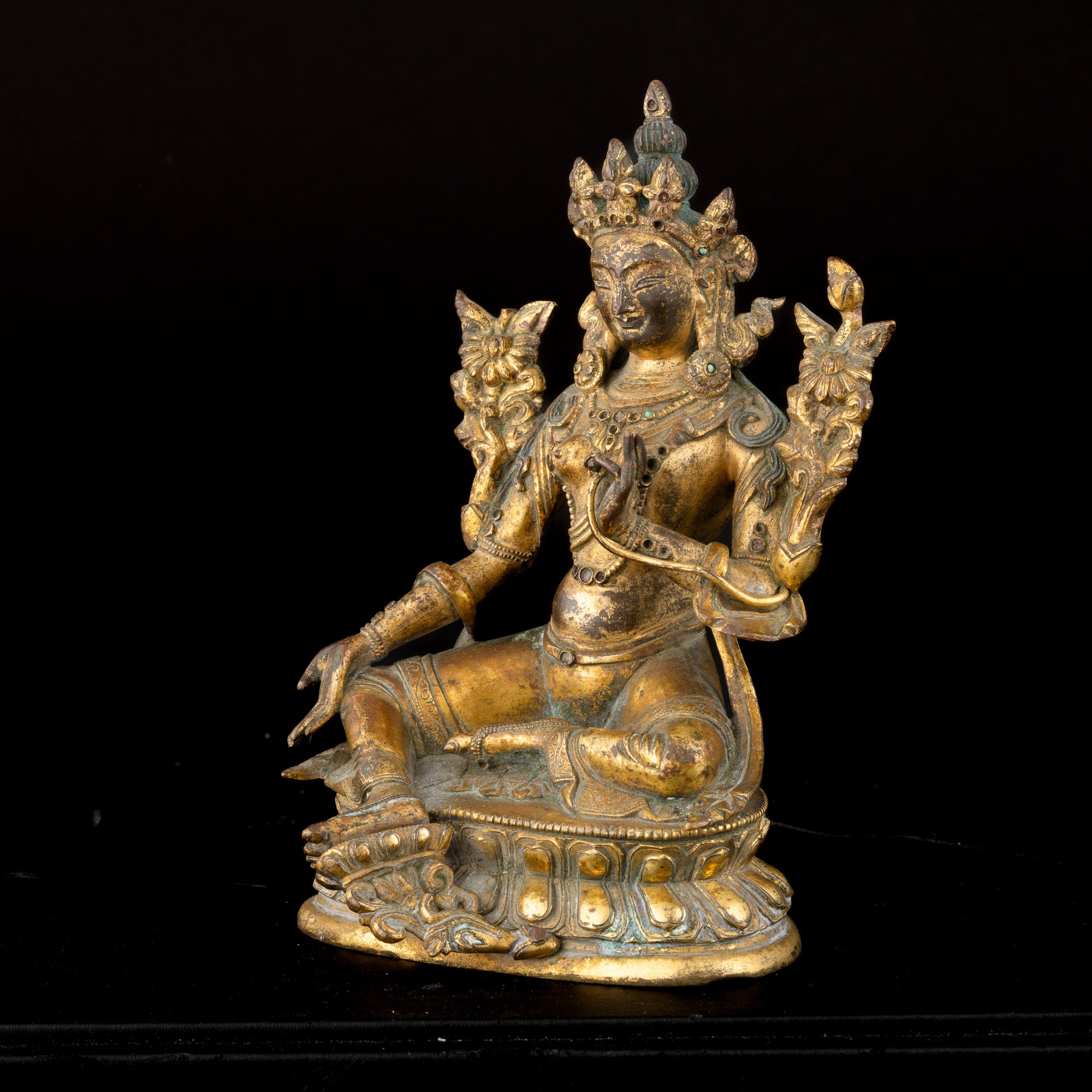 Figura di Buddha in Bronzo Dorato Seduto su Doppio Fiore di Loto con Inserti in Pietre Dure, Nepa...