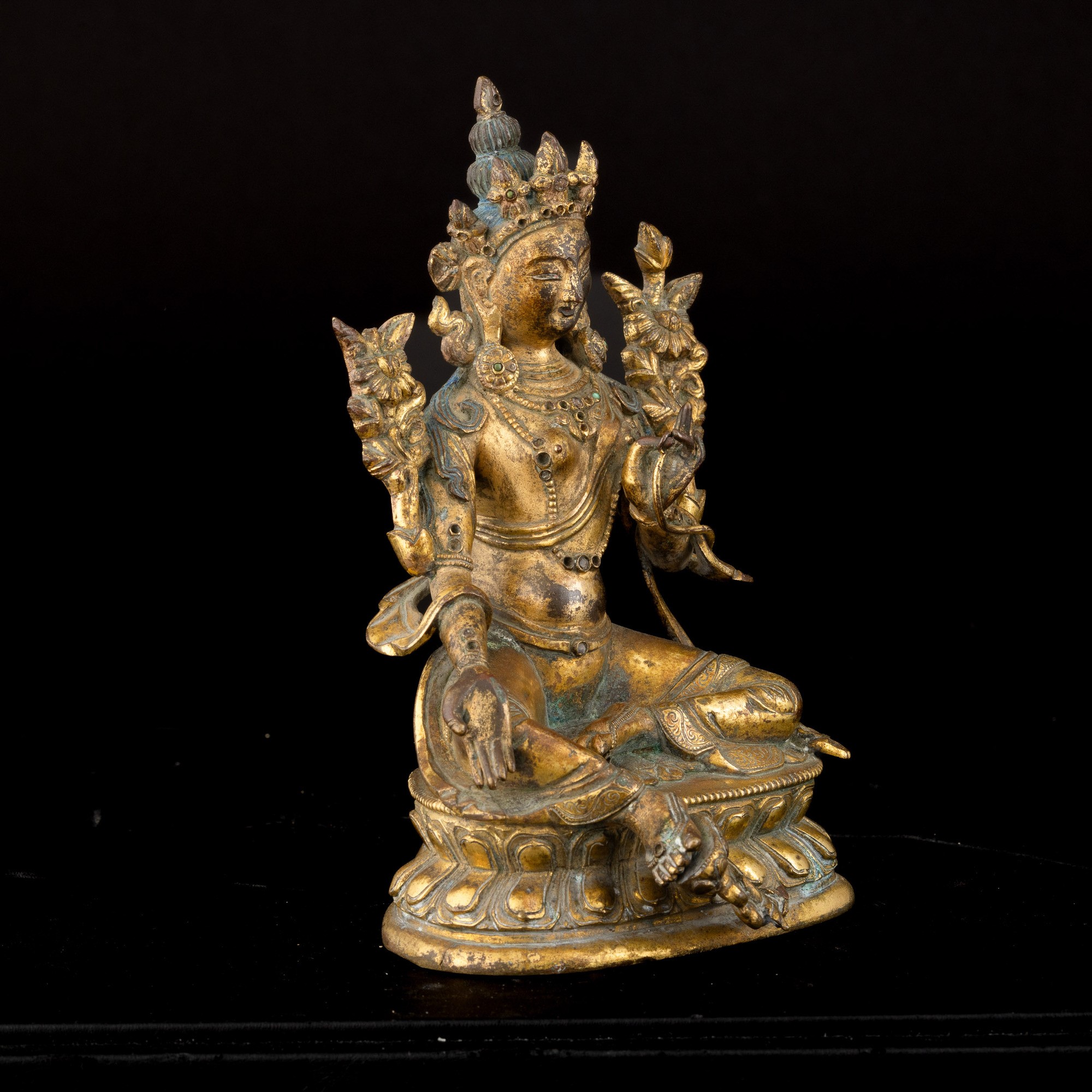 Figura di Buddha in Bronzo Dorato Seduto su Doppio Fiore di Loto con Inserti in Pietre Dure, Nepa...
