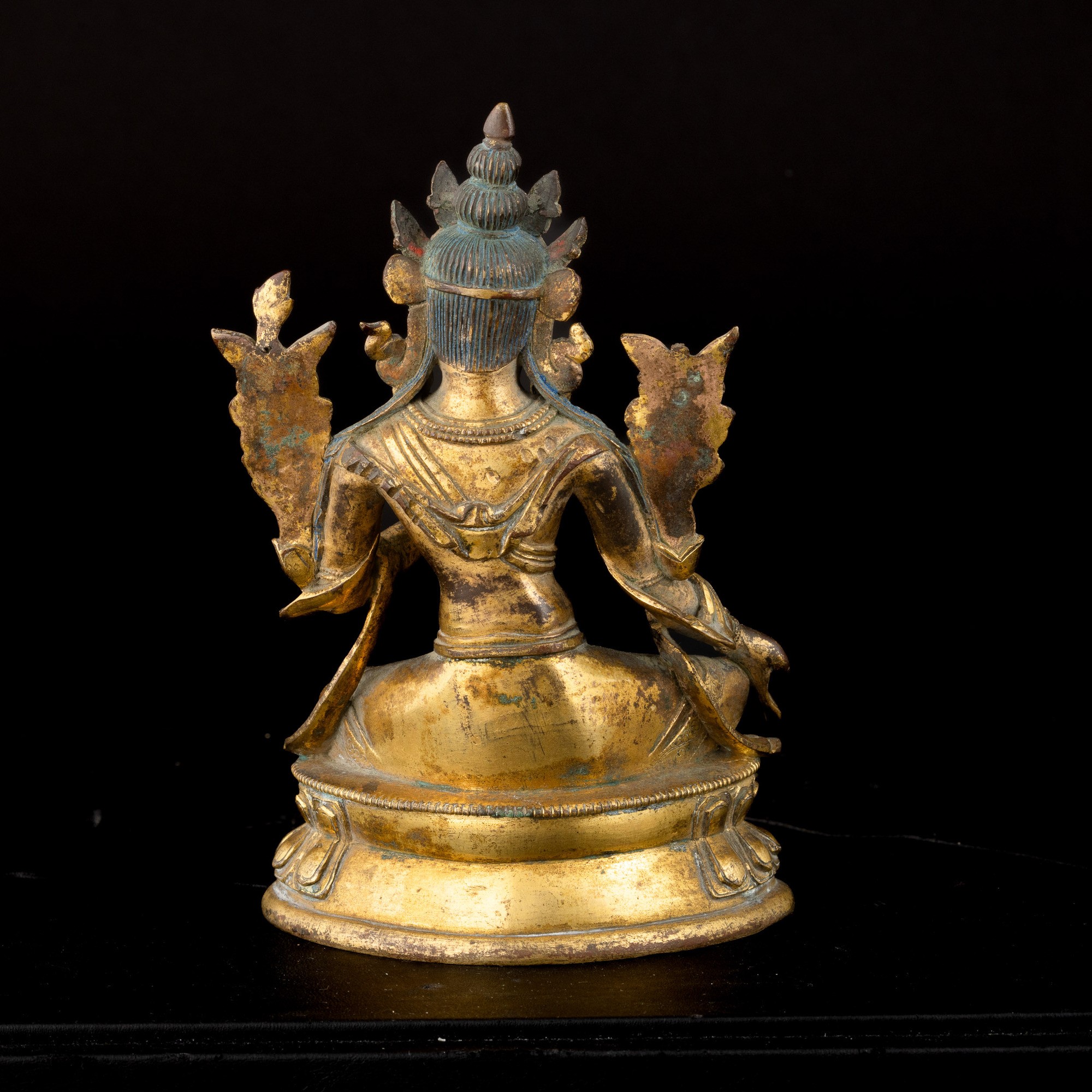 Figura di Buddha in Bronzo Dorato Seduto su Doppio Fiore di Loto con Inserti in Pietre Dure, Nepa...