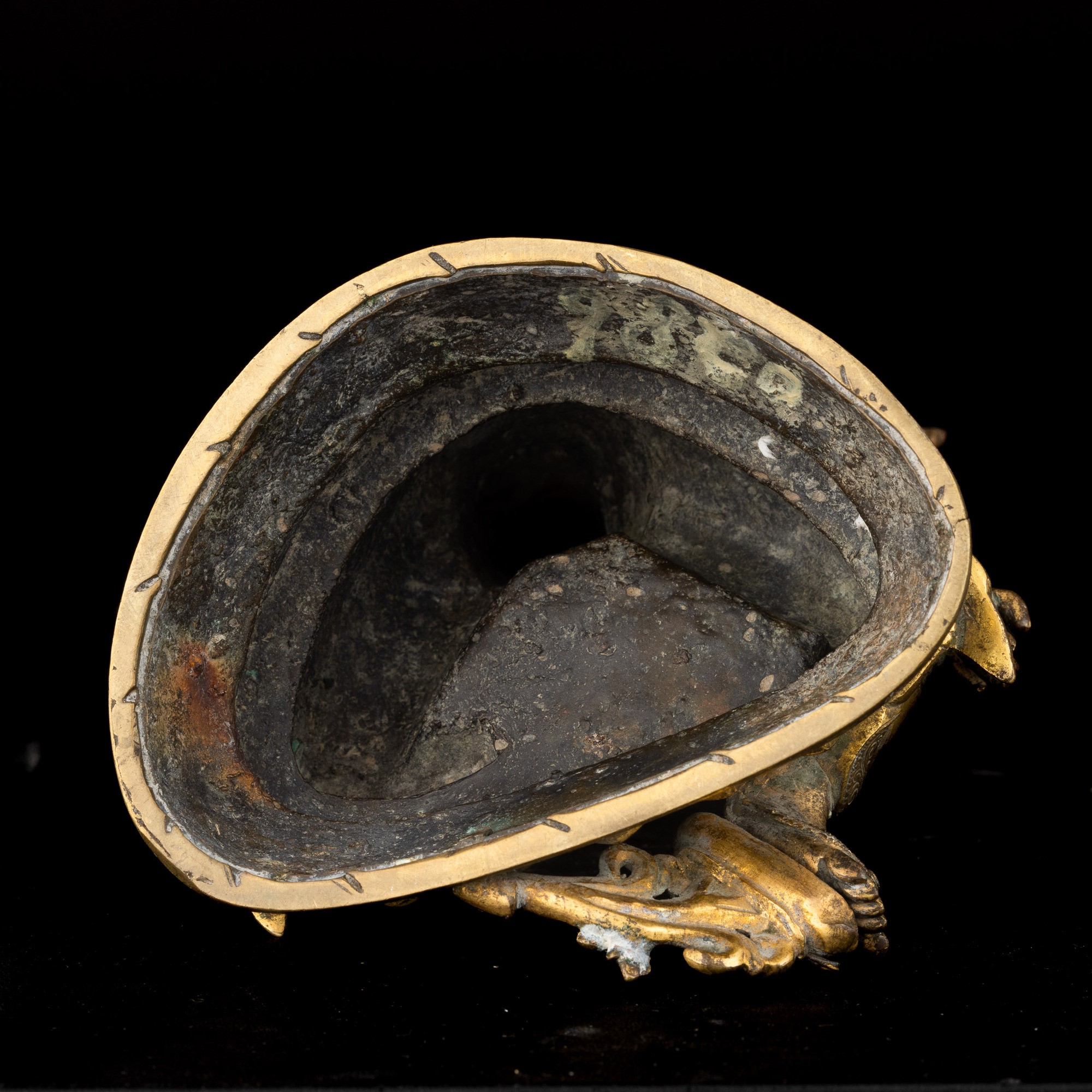 Figura di Buddha in Bronzo Dorato Seduto su Doppio Fiore di Loto con Inserti in Pietre Dure, Nepa...