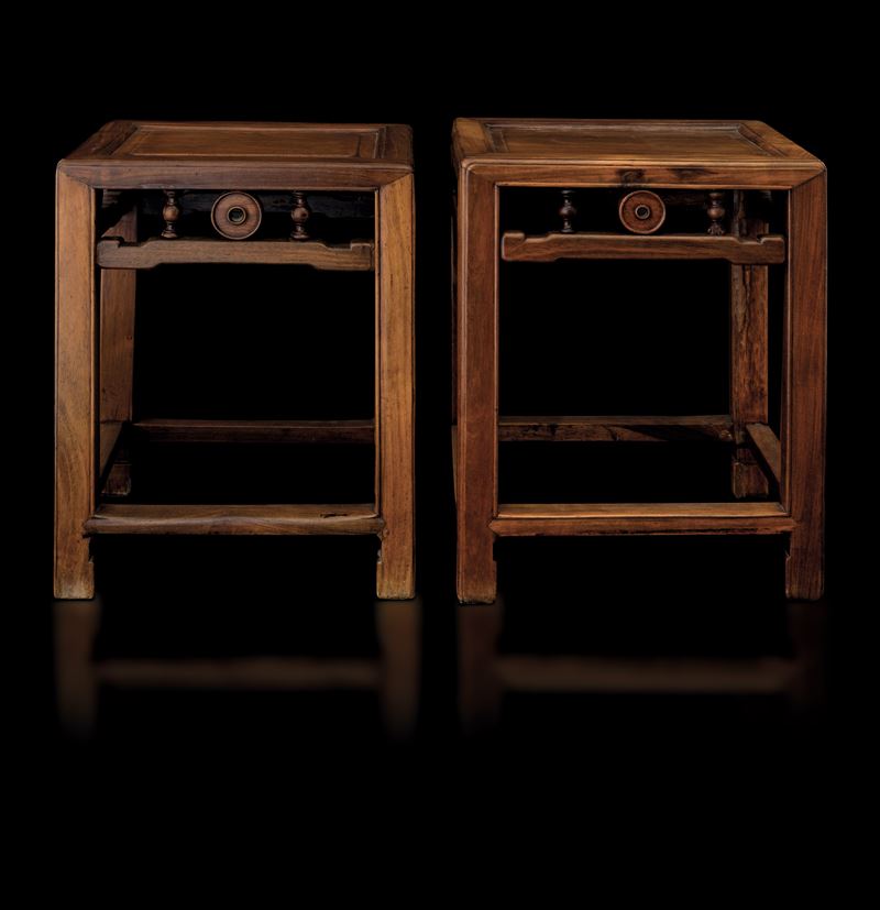 Coppia di sgabelli in legno Homu, Cina, Dinastia Qing, XIX secolo  - Asta Arte Orientale - II - Cambi Casa d'Aste