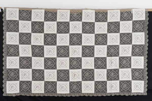 Tovaglia con dodici tovaglioli. 