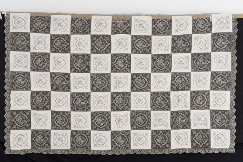 Tovaglia con dodici tovaglioli.   - Asta Arredi per la Tavola - Cambi Casa d'Aste