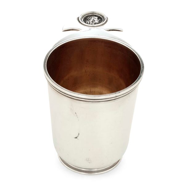 Bicchiere con moneta in bronzo. Maison Bulgari. Italia, XX secolo