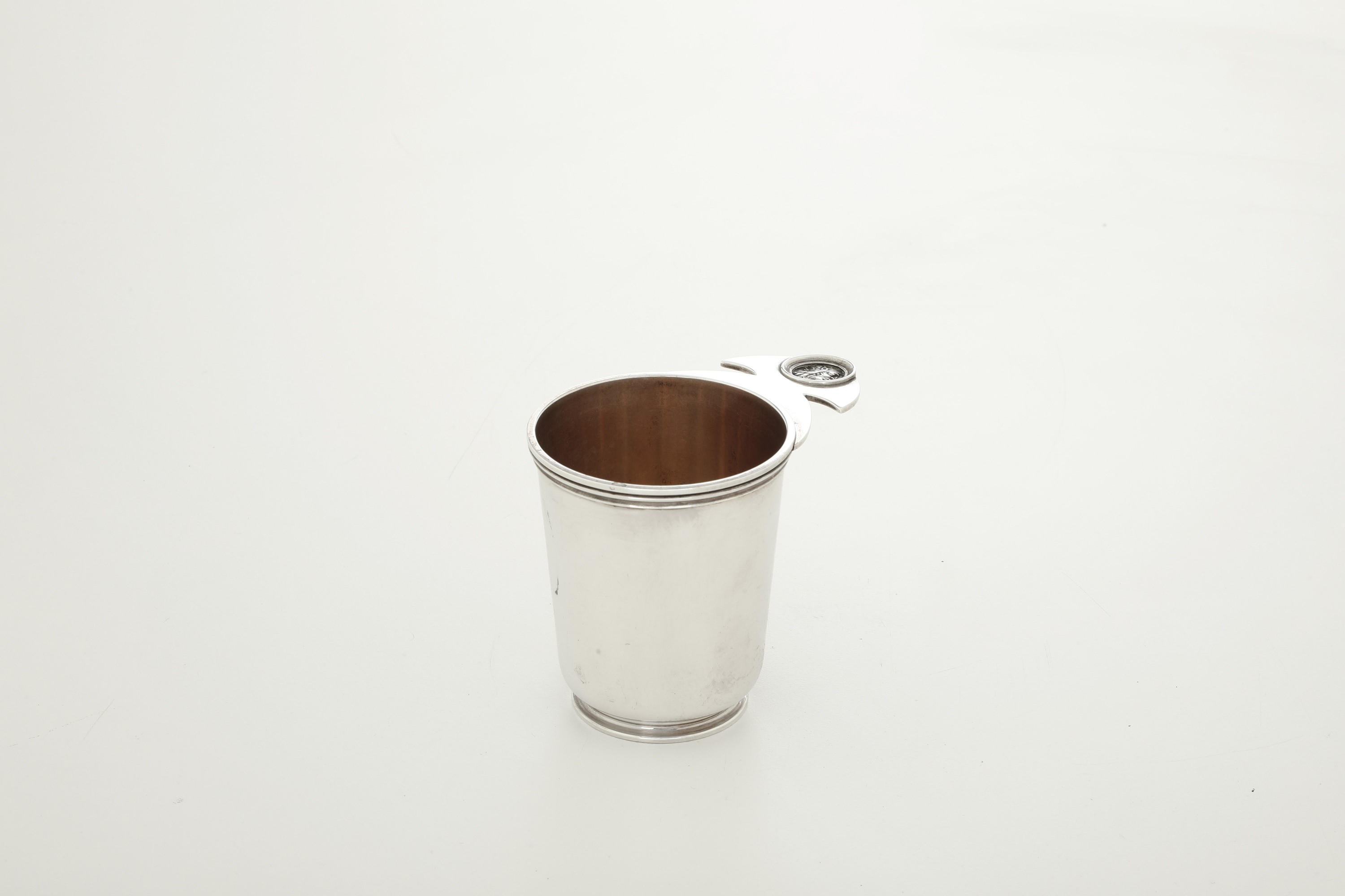 Maison Bulgari, Bicchiere con moneta in bronzo