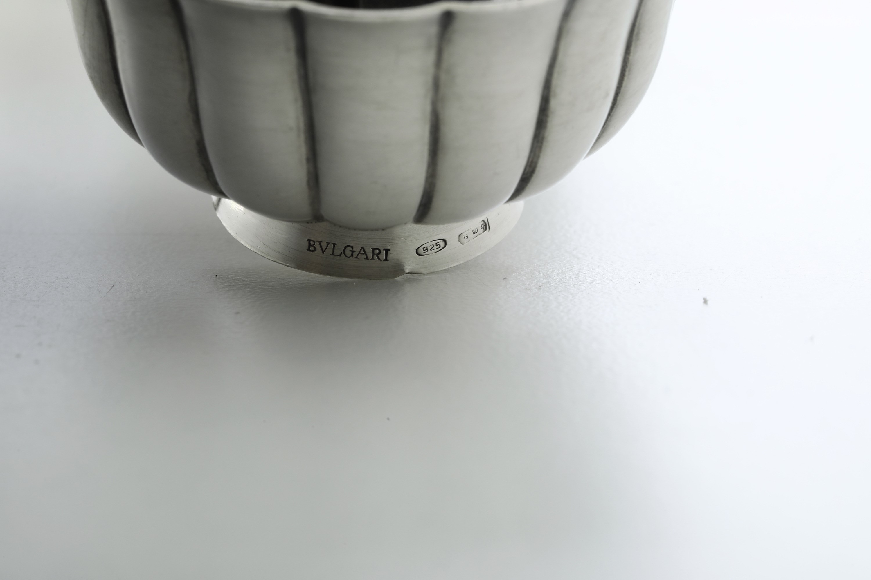 Maison Bulgari, Sei coppette e sei cucchiaini, argento fuso sagomato e dorato, Italia, XX secolo