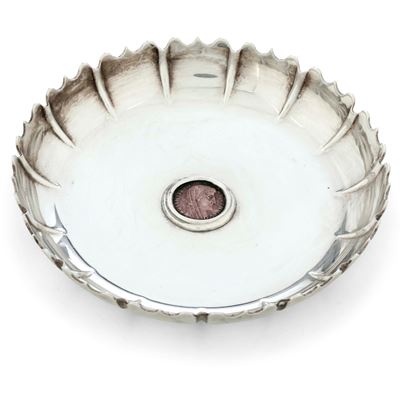 Maison Bulgari, Ciotola con moneta in bronzo, argento fuso e sagomato, Italia, XX secolo