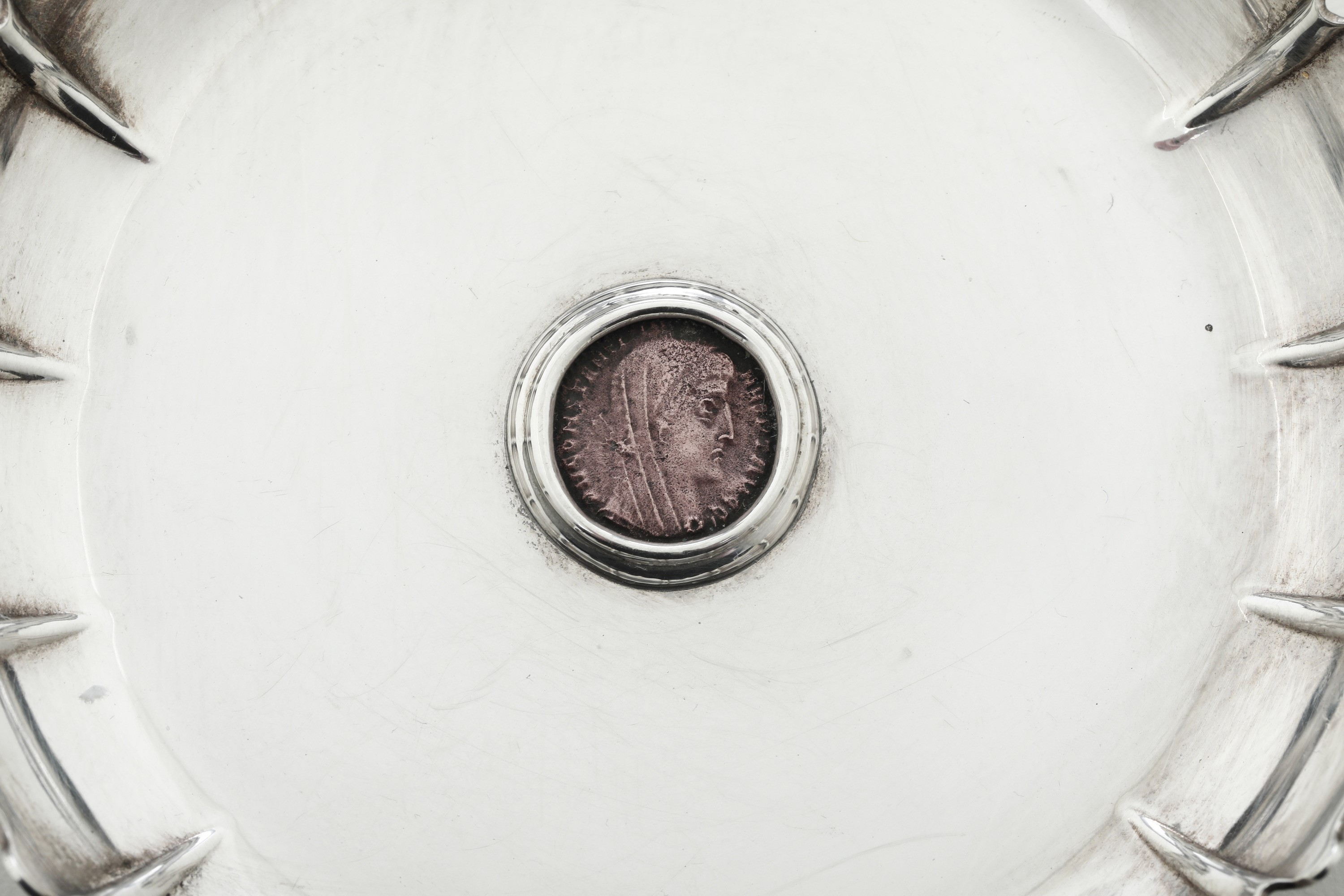 Maison Bulgari, Ciotola con moneta in bronzo, argento fuso e sagomato, Italia, XX secolo