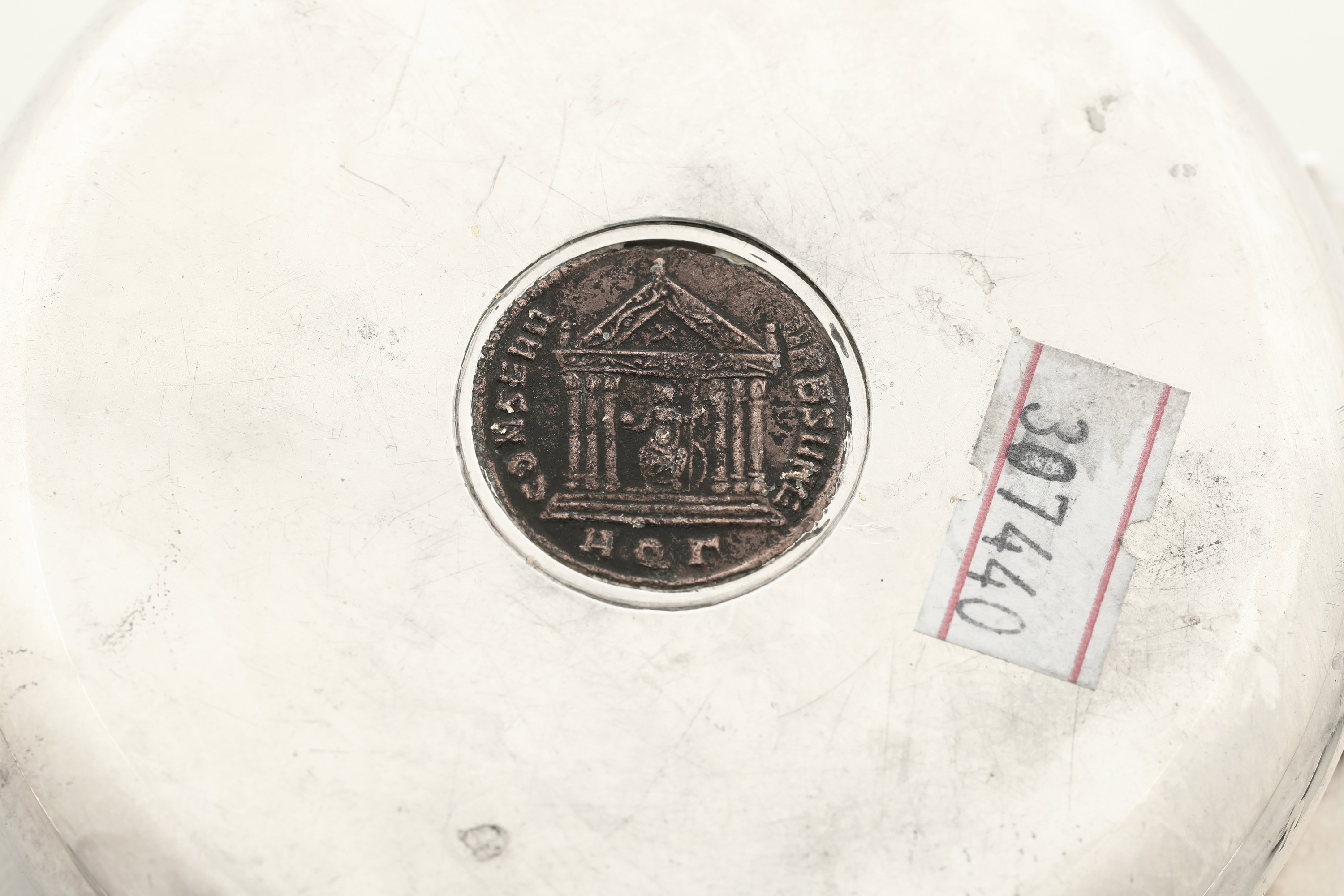 Maison Bulgari, Ciotola con manico sagomato e moneta, argento fuso, Italia, XX secolo