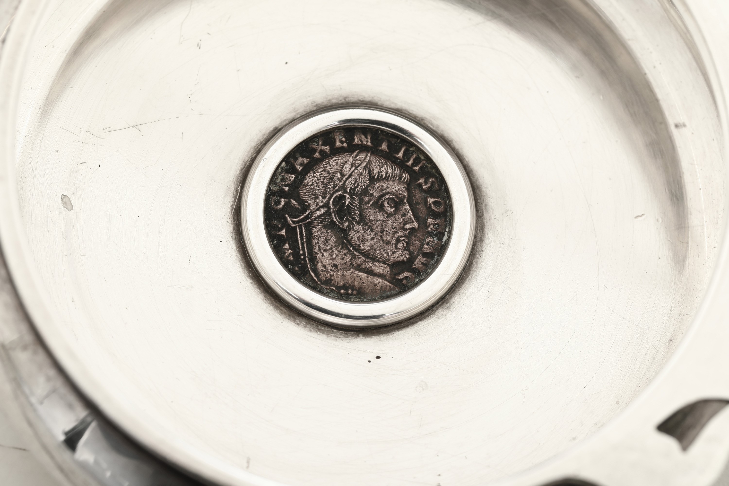 Maison Bulgari, Ciotola con manico sagomato e moneta, argento fuso, Italia, XX secolo