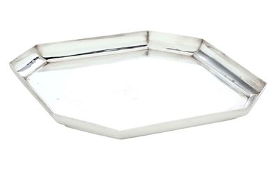 Maison Bulgari, Vassoio sagomato della "Collezione Sortirio Bulgari" (Londra, 1971) in argento fu...