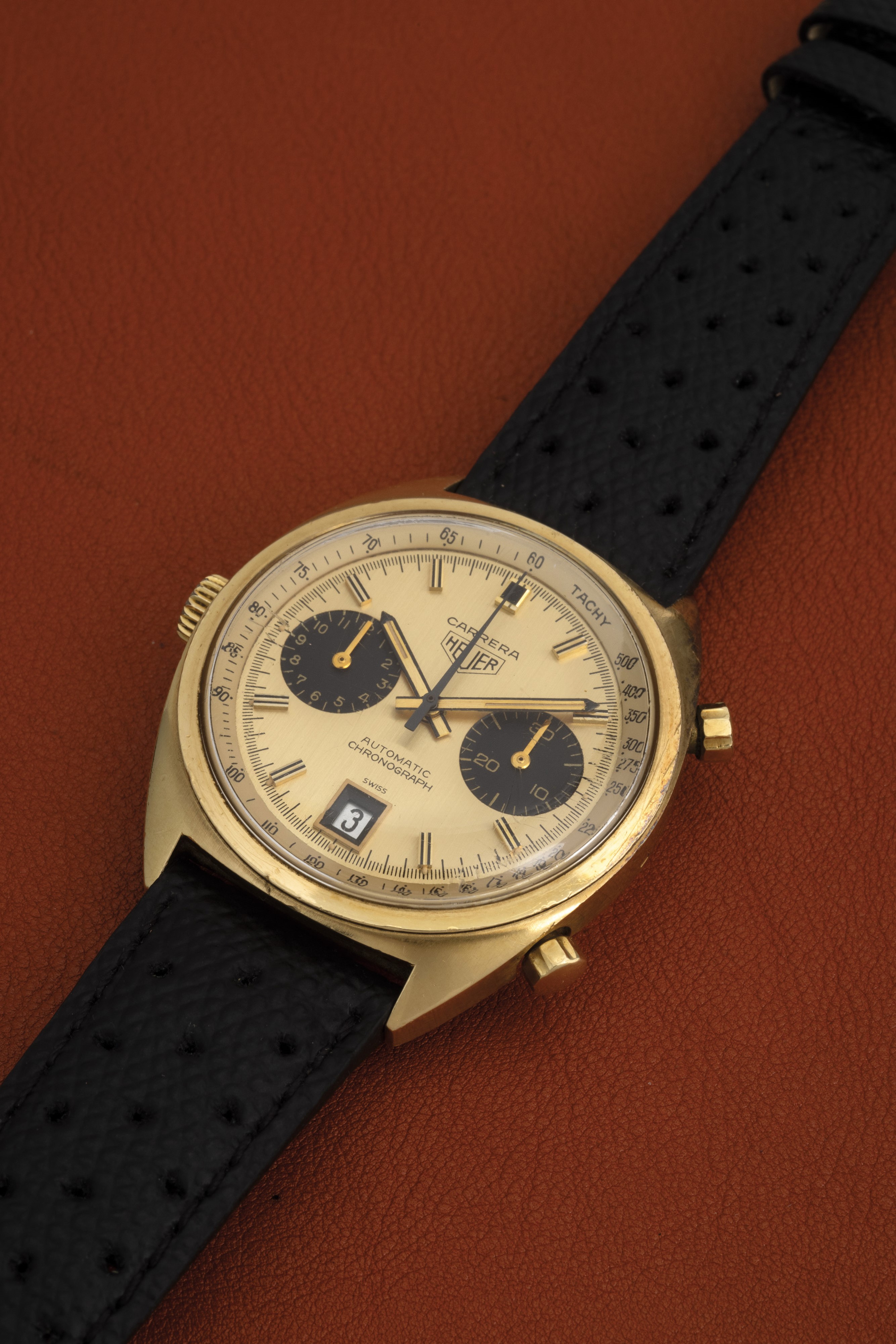 Heuer - Carrera Ref 1158 in Oro Giallo 18k, Quadrante Dorato Satinato Verticalmente con Contatori...