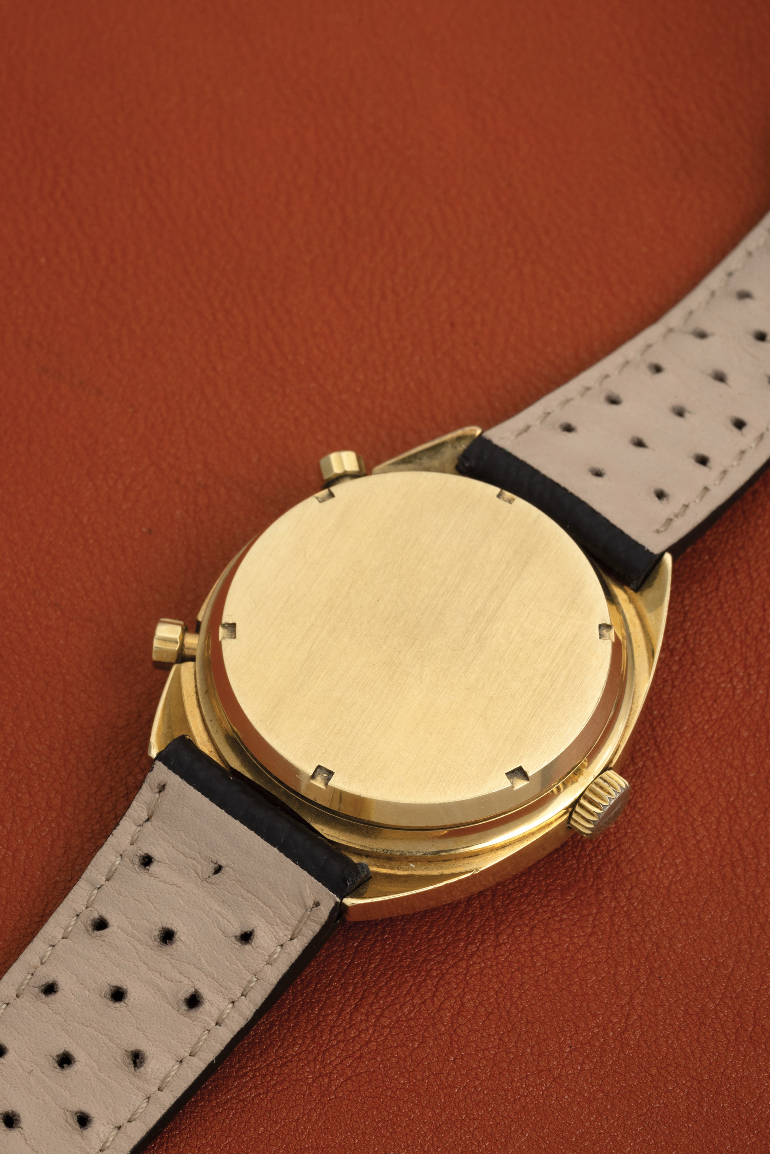 Heuer - Carrera Ref 1158 in Oro Giallo 18k, Quadrante Dorato Satinato Verticalmente con Contatori...