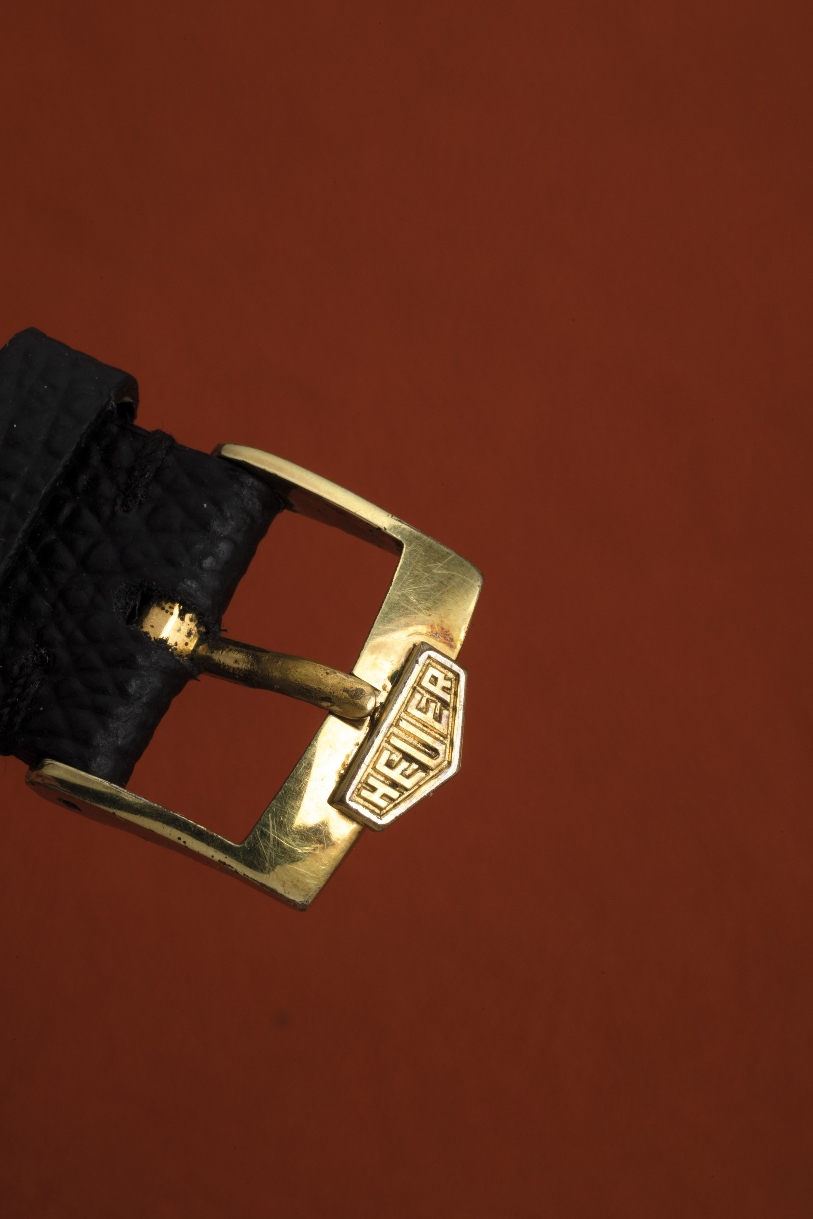 Heuer - Carrera Ref 1158 in Oro Giallo 18k, Quadrante Dorato Satinato Verticalmente con Contatori...
