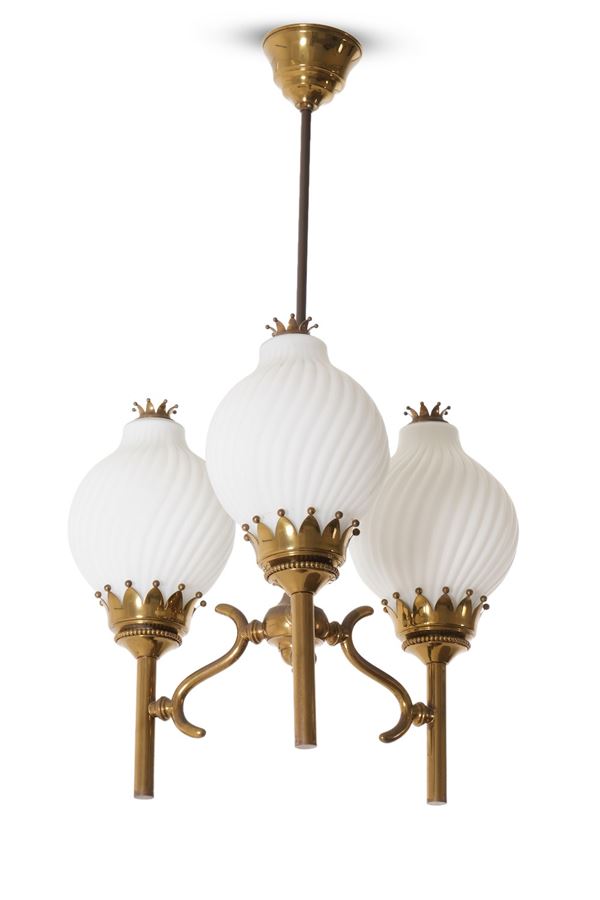 Lampadario a tre luci.