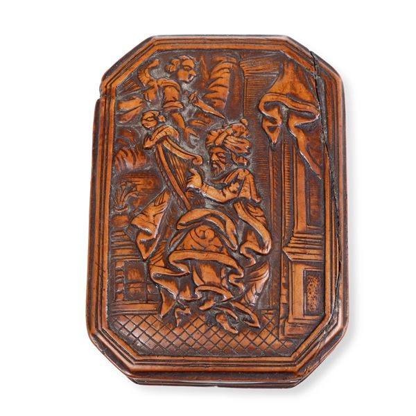 Tabacchiera in legno di bosso intagliato e inciso. XVI-XVII secolo