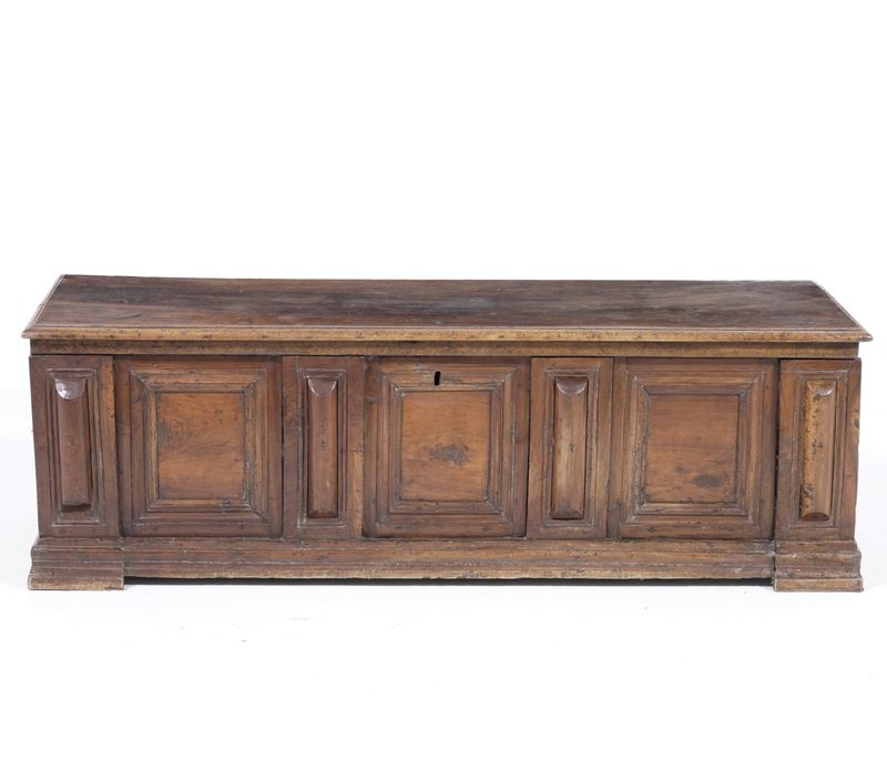 Cassapanca in legno intagliato. XVIII secolo  - Auction Antique - Cambi Casa d'Aste