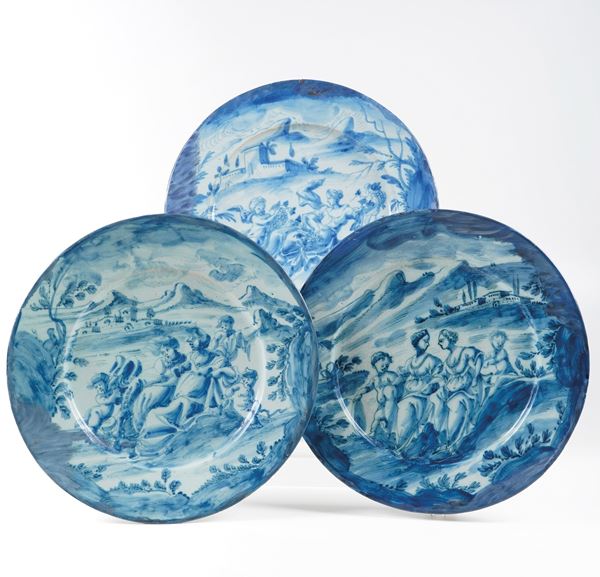 Tre grandi piatti. Savona, primi del XVIII secolo. 