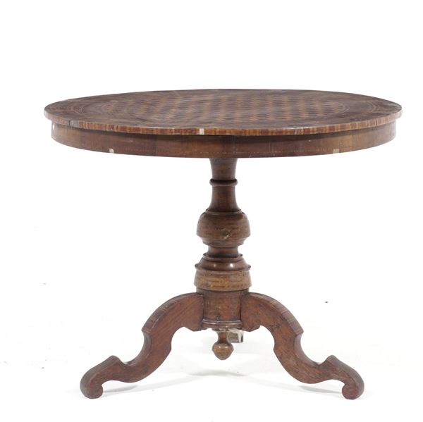 Tavolino circolare in legno lastronato ed intarsiato a motivi geometrici. XIX secolo