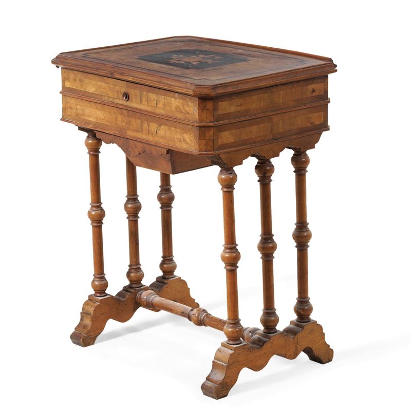Tavolino da lavoro lastronato ed intarsiato. XIX secolo  - Asta Antiquariato - Cambi Casa d'Aste