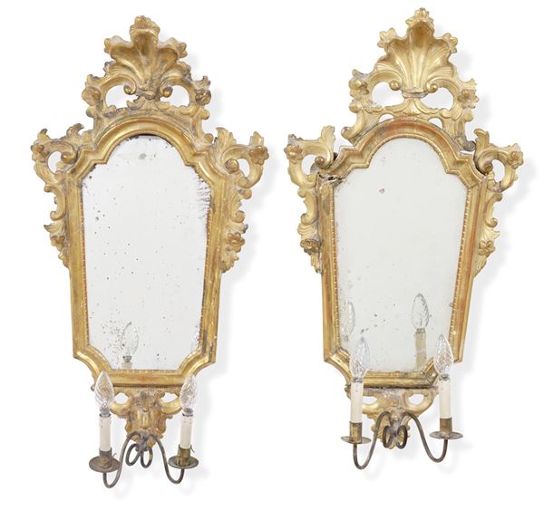 Coppia di specchiere a due luci in legno intagliato e dorato. XVIII secolo