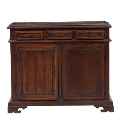 Credenza in Noce, Due Ante Pannellate e Tre Cassetti Sottopiano. XVIII Secolo