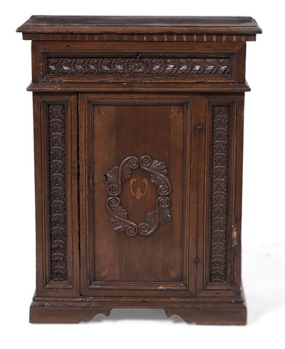 Credenza in Legno Intagliato. XVIII Secolo