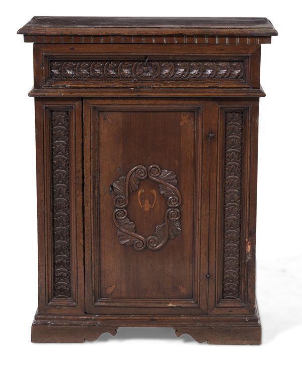 Credenza in legno intagliato. XVIII secolo