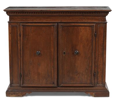 Credenza in Noce a Due Ante. XVIII Secolo