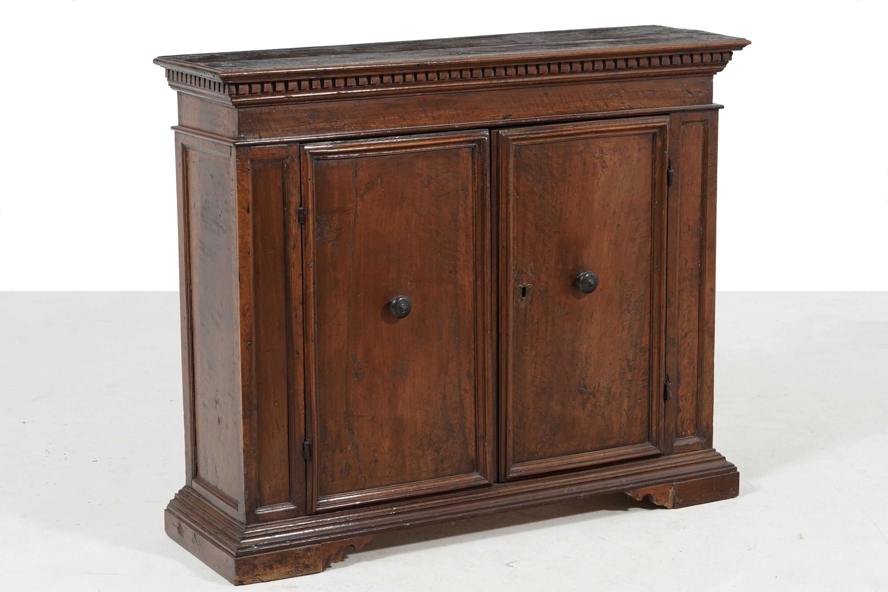 Credenza in Noce a Due Ante. XVIII Secolo