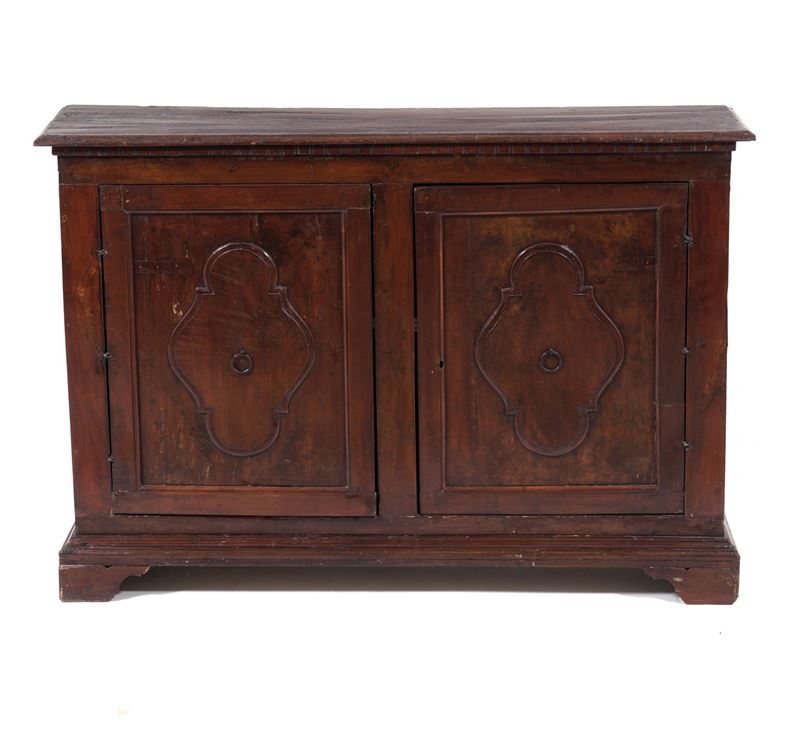 Credenza in noce a due ante pannellate. Toscana, XVII secolo  - Auction Antique - Cambi Casa d'Aste