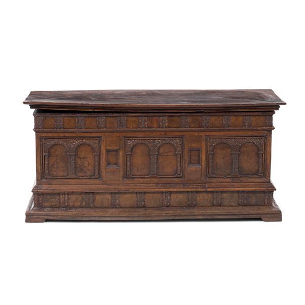 Cassone in noce. Toscana, XVII secolo