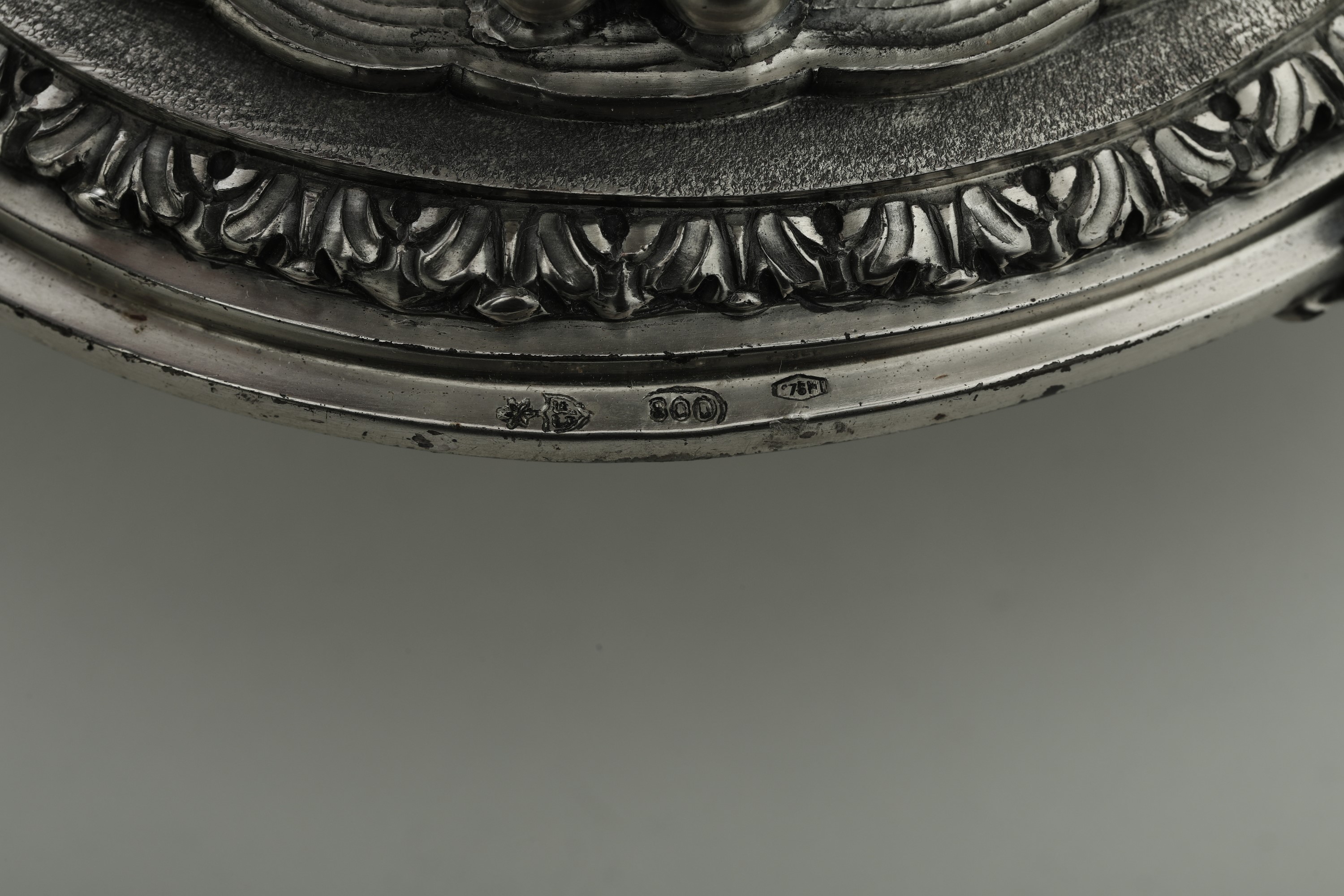 Coppia di Candelabri a Cinque Fiamme. Argenteria Artistica Milanese del XX Secolo. Argentieri Fra...