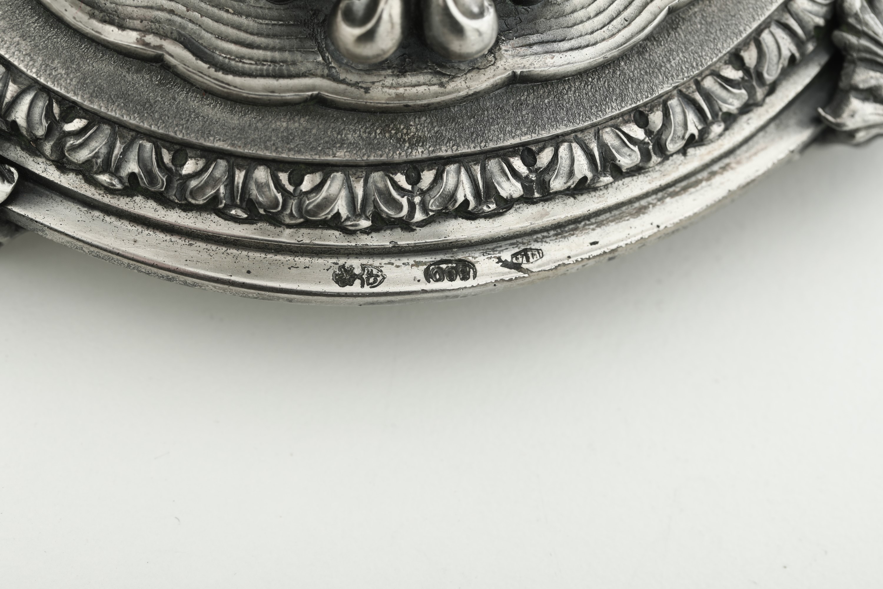 Coppia di Candelabri a Cinque Fiamme. Argenteria Artistica Milanese del XX Secolo. Argentieri Fra...