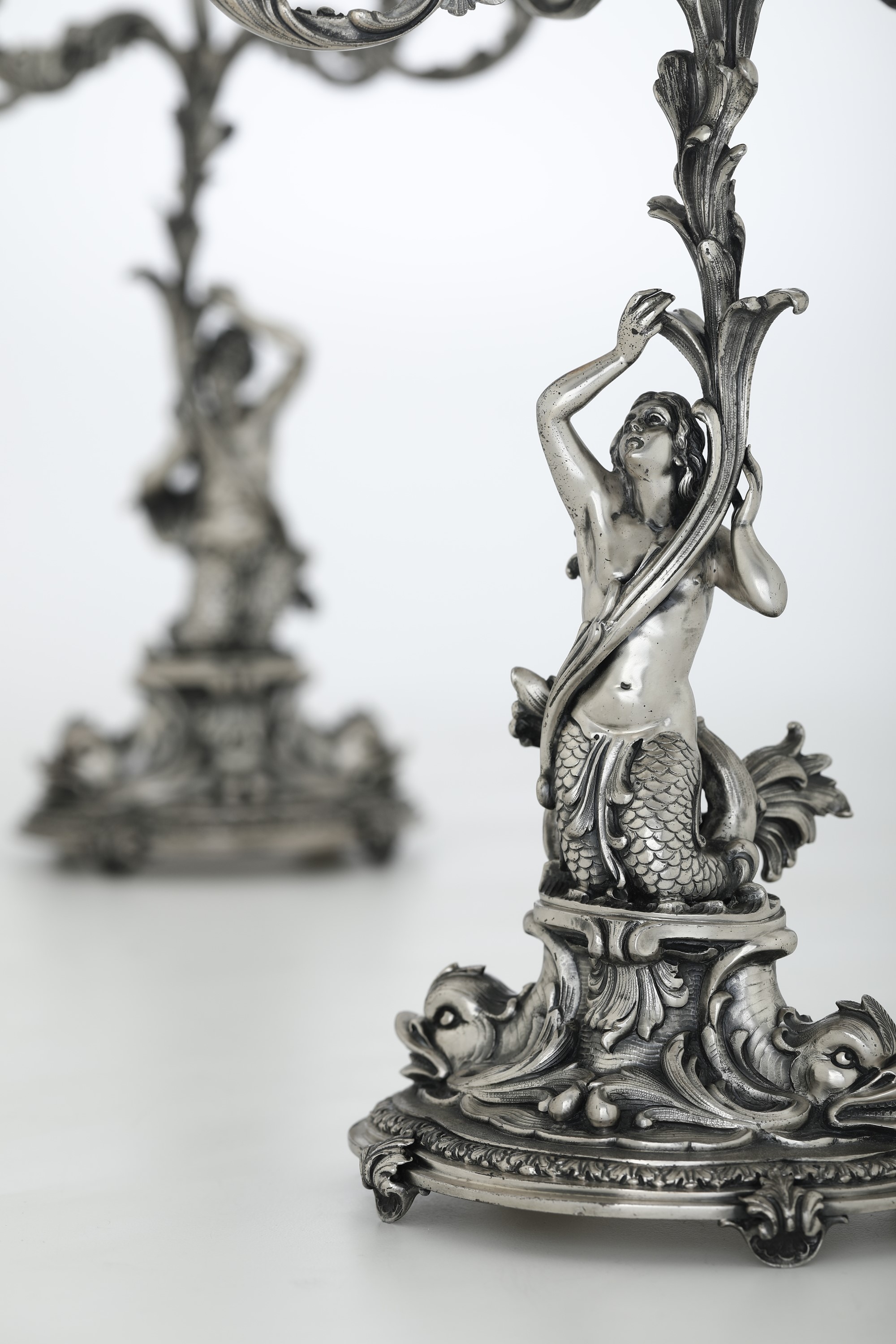 Coppia di Candelabri a Cinque Fiamme. Argenteria Artistica Milanese del XX Secolo. Argentieri Fra...