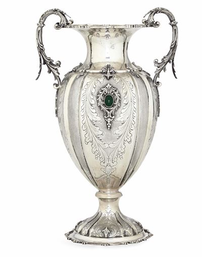 Argenteria artistica milanese del XX secolo, Vaso biansato in argento fuso sagomato e pietra verd...