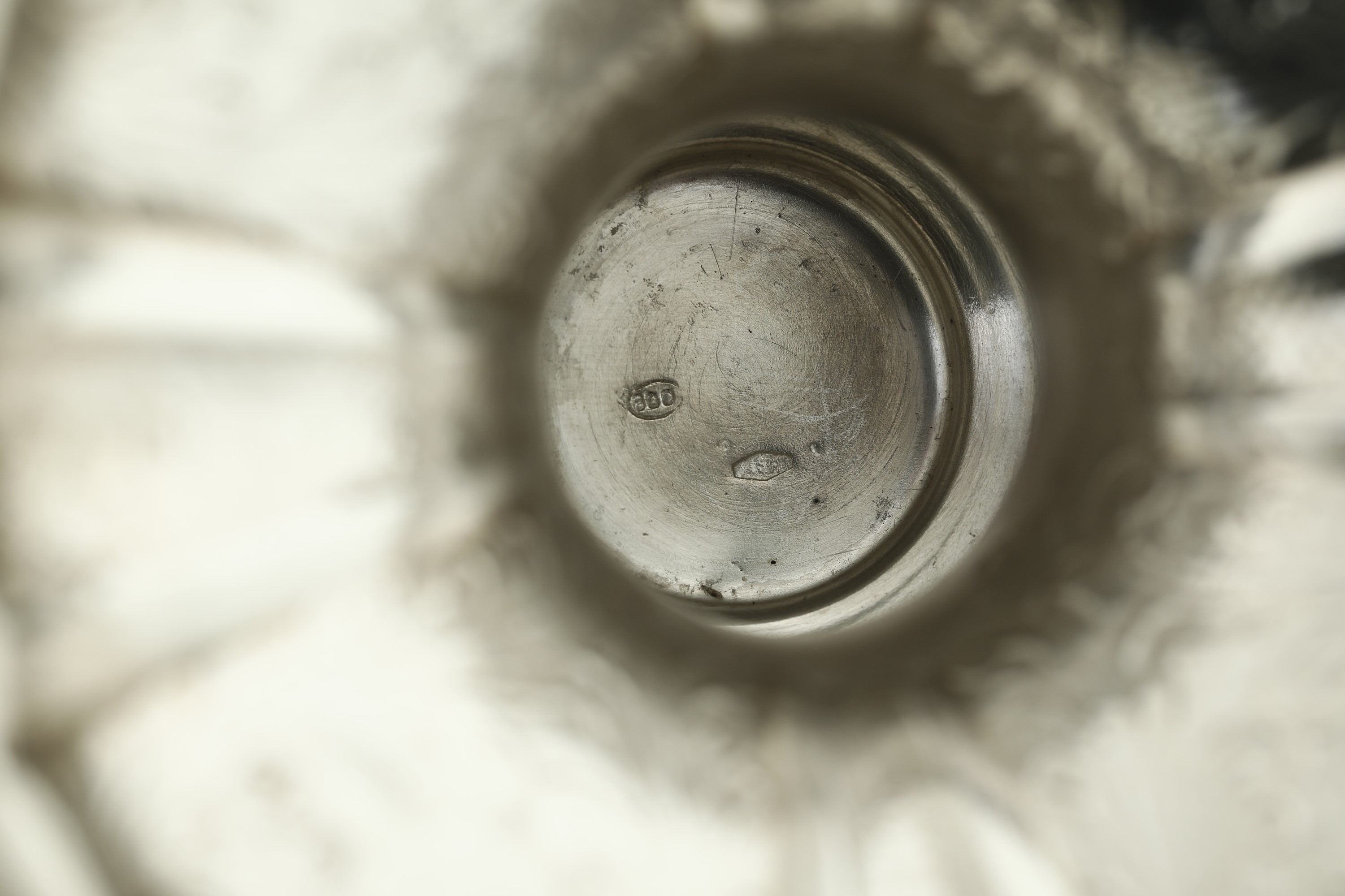 Argenteria artistica milanese del XX secolo, Vaso biansato in argento fuso sagomato e pietra verd...