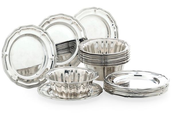 Dodici ciotole lavadita con piattini. Argenteria italiana del XX secolo. Argentiere Rino Greggio, Padova