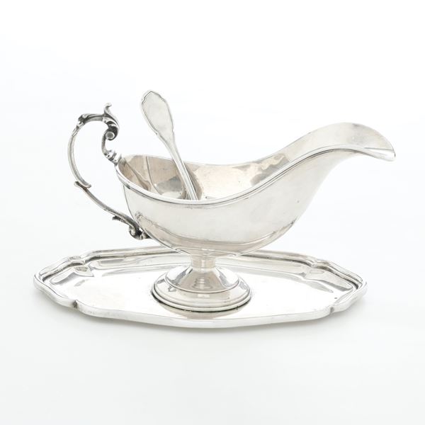 Salsiera con vassoio e cucchiaio. Argenteria veneta del XX secolo, argentiere Rino Greggio, Padova 