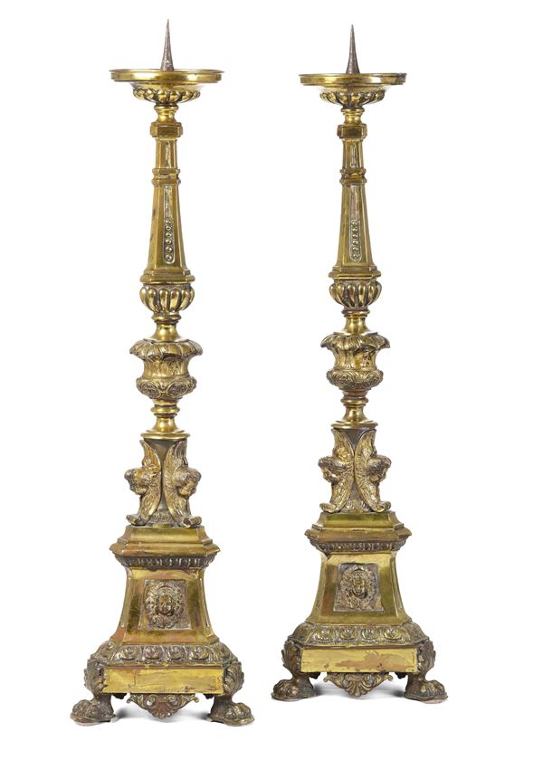 Coppia di candelieri in bronzo dorato. XVIII secolo