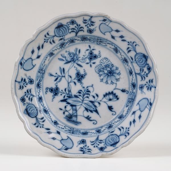 Piccolo piatto "Zwiebelmuster". Manifattura Teichert per Meissen, 1900 circa.