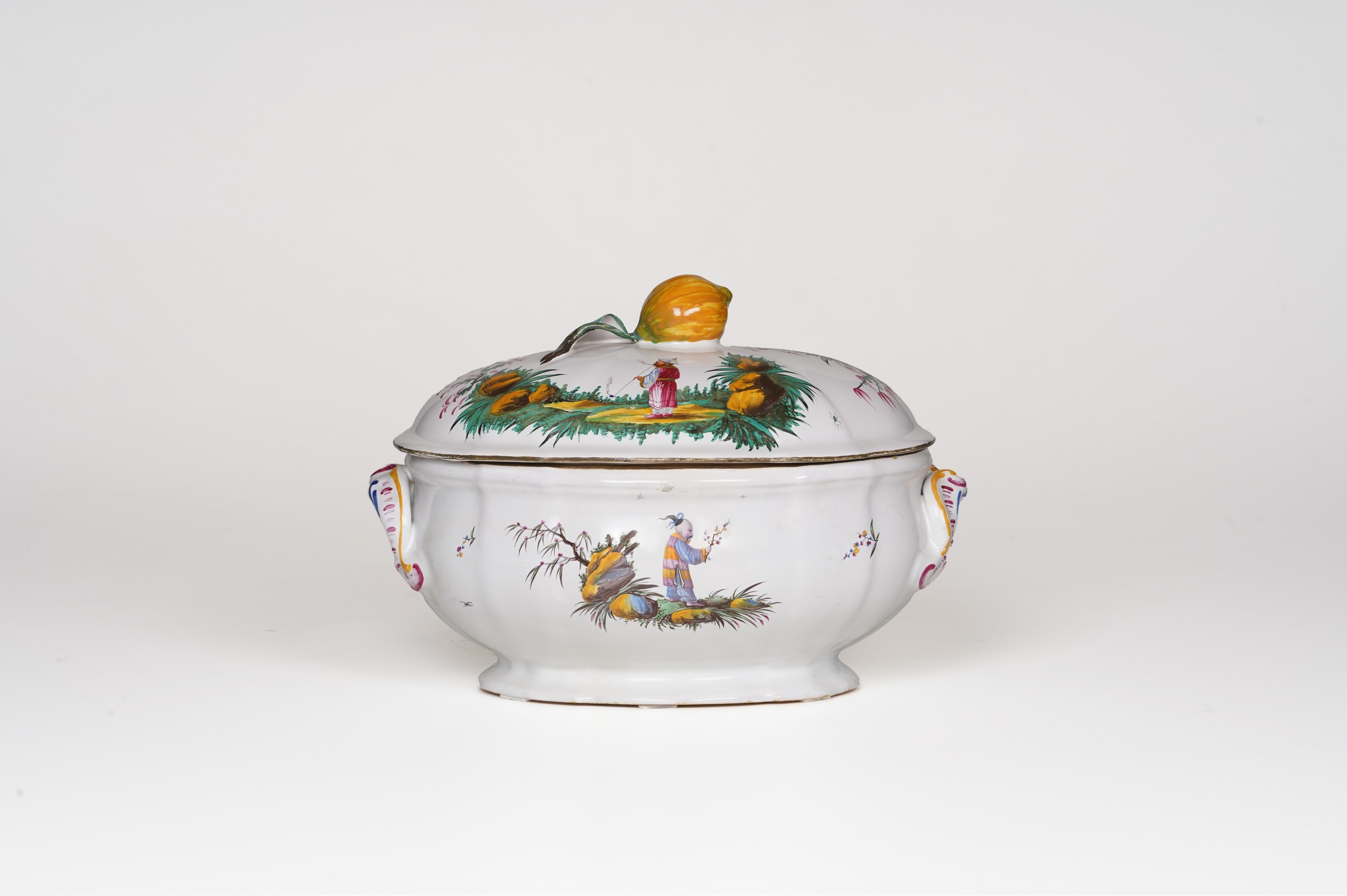 Una Zuppiera e un Coperchio.francia, Strasburgo, Manifattura di Joseph Hannong, 1763-1770.