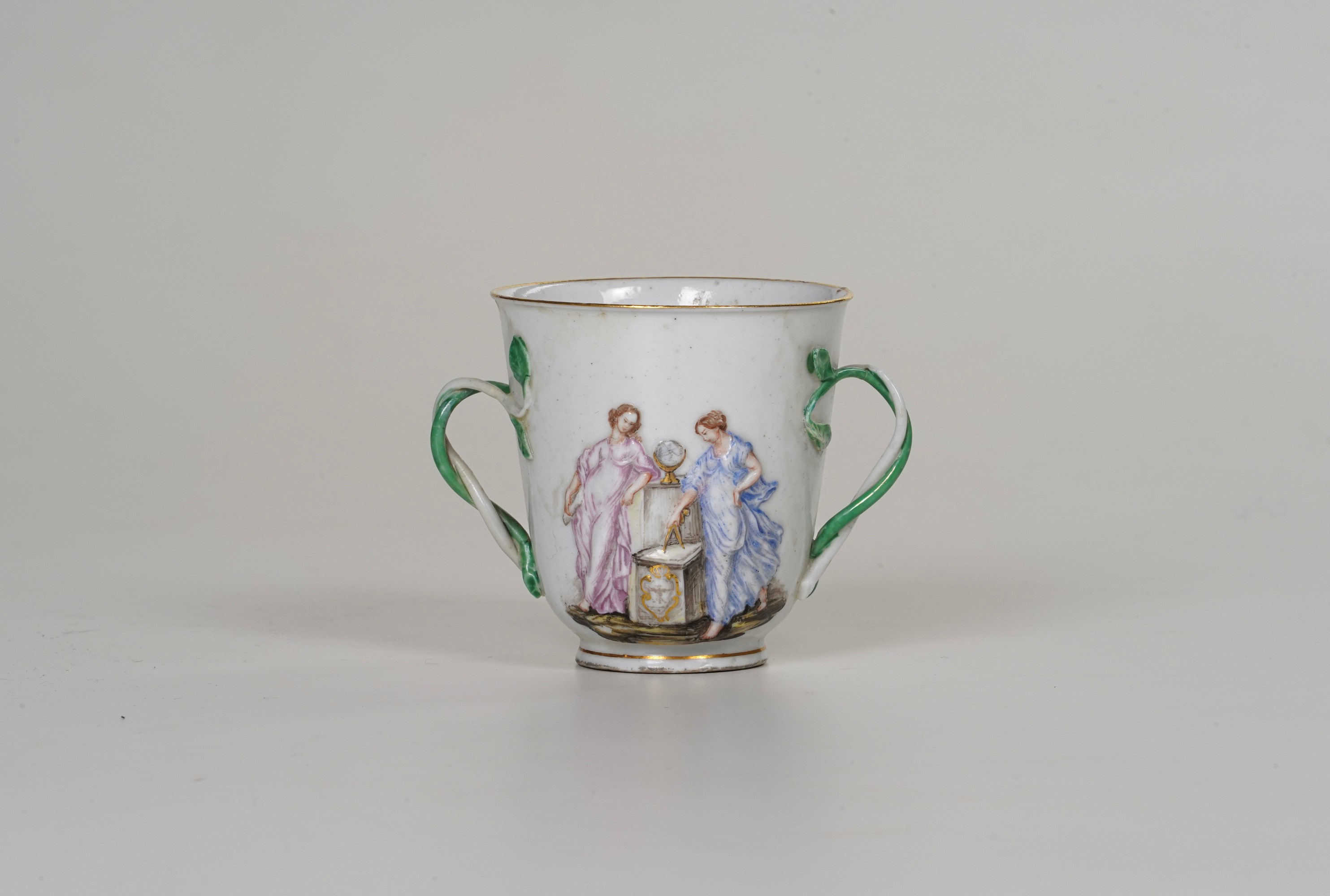Tazza con Decoro a Bassorilievo Istoriatodoccia,manifattura Ginori, 1755 Circa
