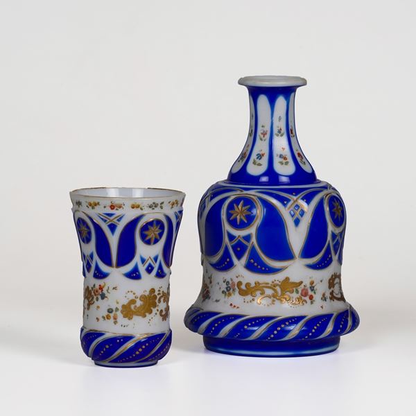 Bottiglia da notte con bicchiere. Boemia, XIX secolo.