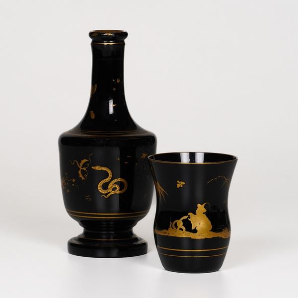 Bottiglia da notte con bicchiere. Boemia, XIX secolo.