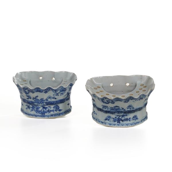 Due fioriere da parete. Cina, Compagnia delle Indie, periodo Kangxi (1662-1722), XVIII secolo. 