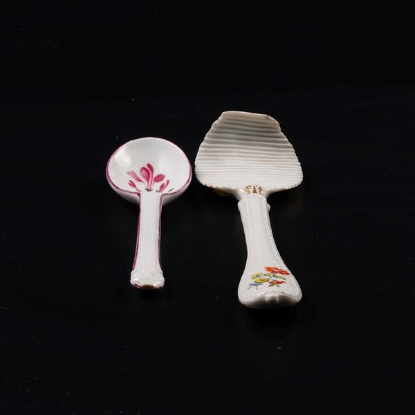 Due posate in porcellana, XVIII e XX secolo.