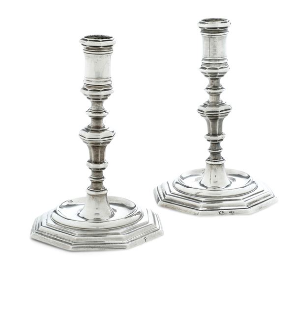 Bergamo, XVIII secolo. Marchio della bottega all'insegna della "Corona con due palme" di Pietro Filiberti e marchio dell'argentiere G. F. (documentato ma non identificato) Coppia di candelieri