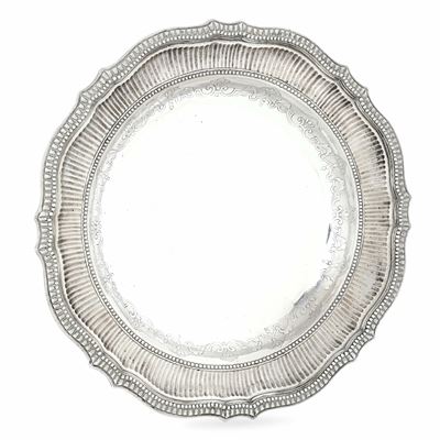 Probabilmente Francia, XIX secolo, Vassoio commemorativo in argento fuso, sbalzato e cesellato